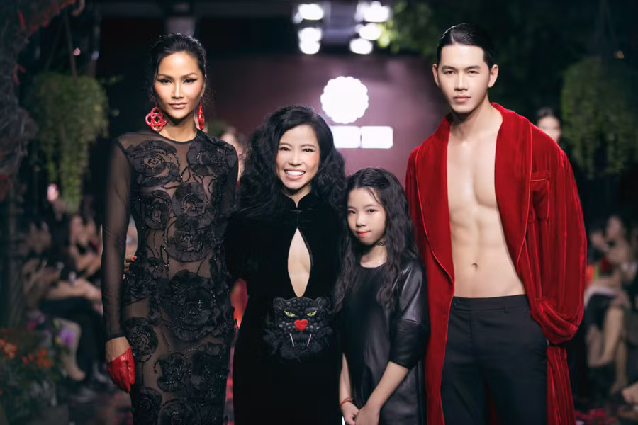 Minh Khoa - H'Hen Niê đảm nhận vai trò kết màn trong show diễn của Hà Linh Thư. Nam người mẫu diện quần âu đơn giản, kết hợp với áo choàng nhung đỏ, khoe body săn chắc bên đàn chị. Ảnh: Kiếng Cận