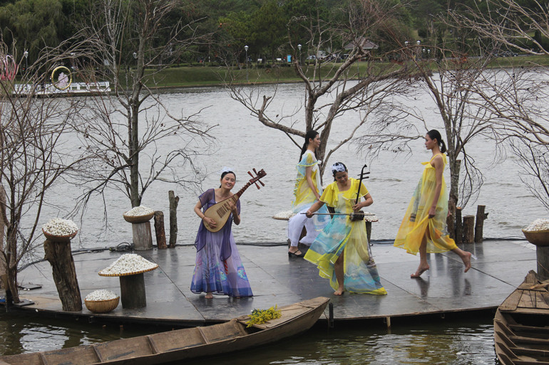  Lụa đưa đến cho người xem cảm xúc thăng hoa cùng cái đẹp  