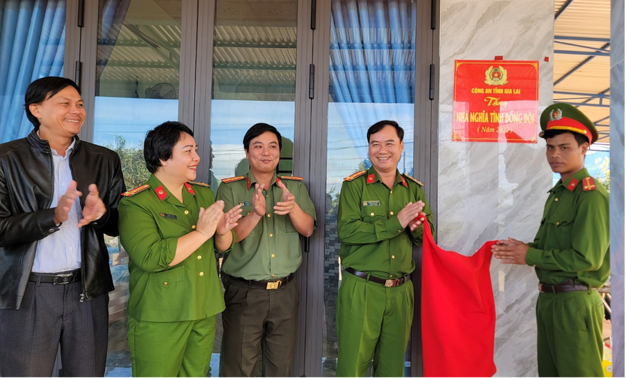 Quang cảnh lễ bàn giao nhà cho gia đình Trung úy Đinh Như Thơ. Ảnh: Văn Hưng