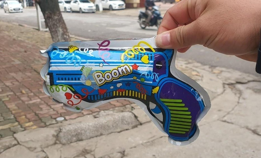 Đồ chơi bị xì hơi khiến 6 HS ở Nghệ An nhập viện. Ảnh: C.T.V. Đồ chơi bị xì hơi khiến 6 HS ở Nghệ An nhập viện. Ảnh: C.T.V.