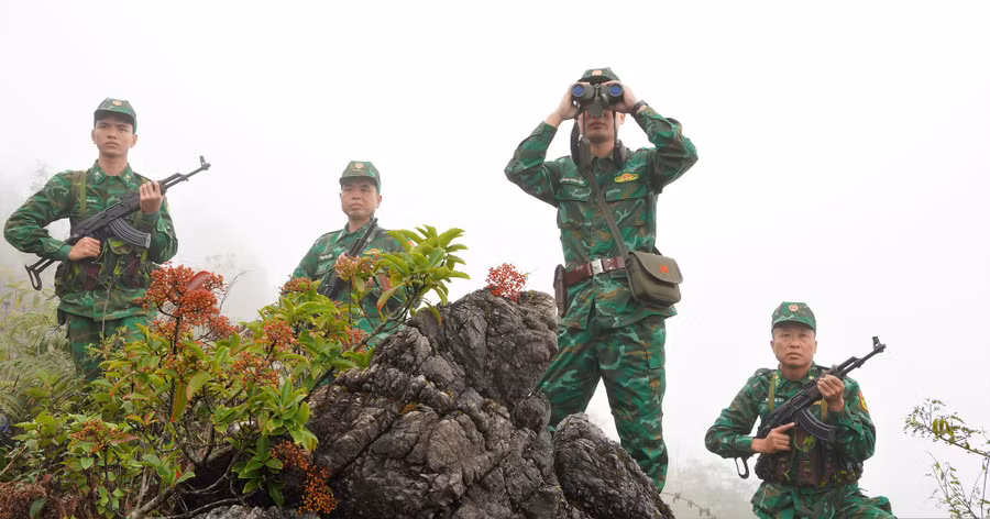 Đội tuần tra Đồn biên phòng Tùng Vài kiểm tra khu vực biên giới mốc 295