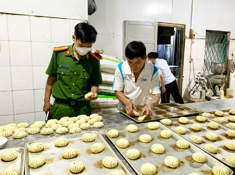  Ngoài kiểm tra, lực lượng chức năng lồng ghép tuyên truyền các cơ sở sản xuất kinh doanh nâng cao trách nhiệm trong đảm bảo ATTP. Ảnh: Như Nguyện