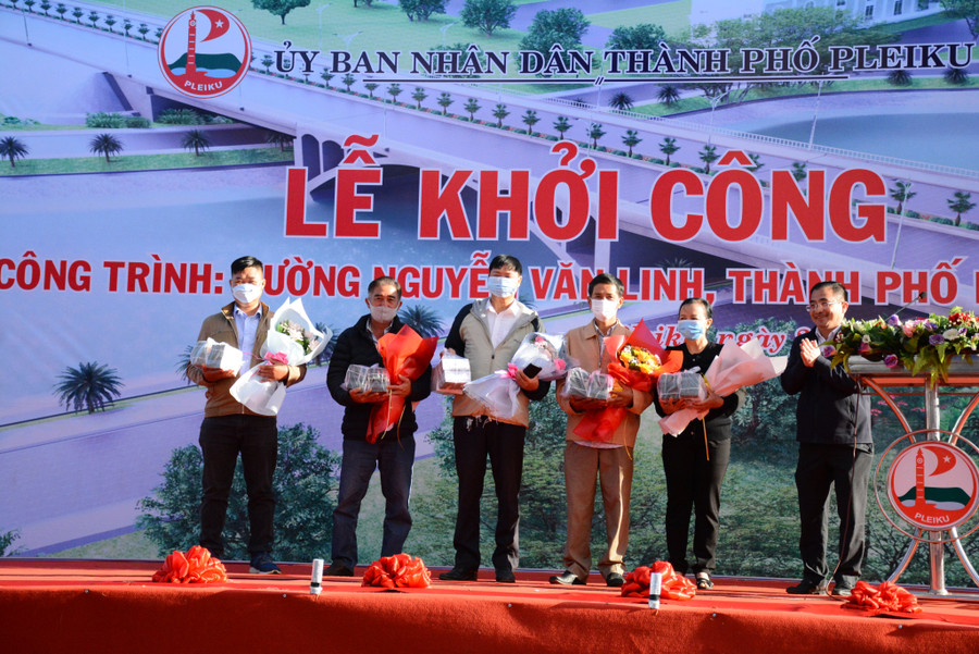 Lãnh đạo UBND TP. Pleiku đã trao đại diện tiền đền bù giải phóng mặt bằng cho 5 hộ gia đình có đất và nhà nằm trong diện phải bàn giao mặt bằng để thi công công trình.