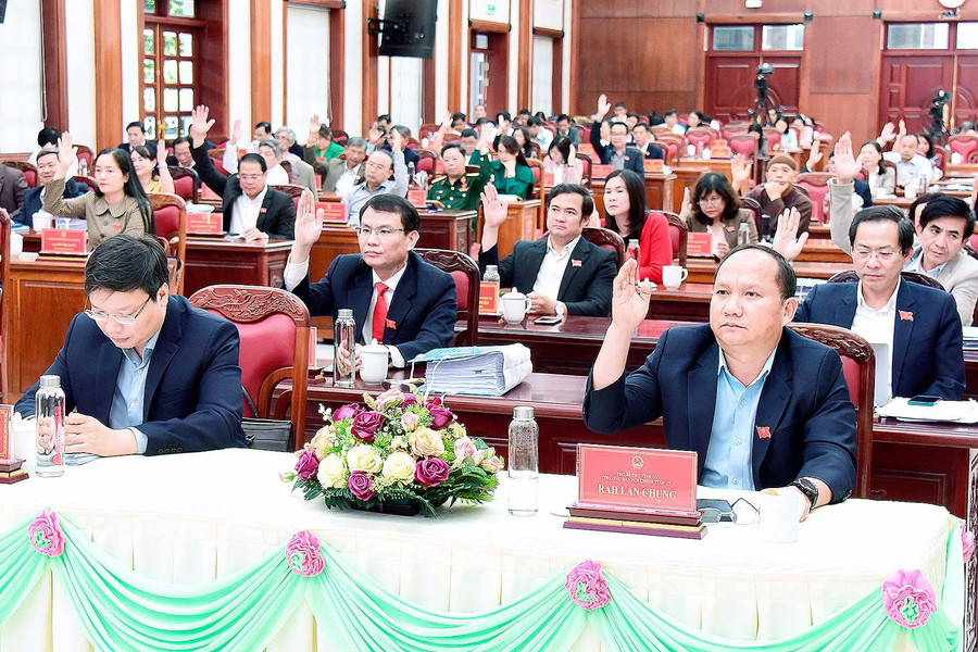 Các đại biểu HĐND tỉnh đã biểu quyết thông qua 35 nghị quyết. Ảnh: Đức Thụy