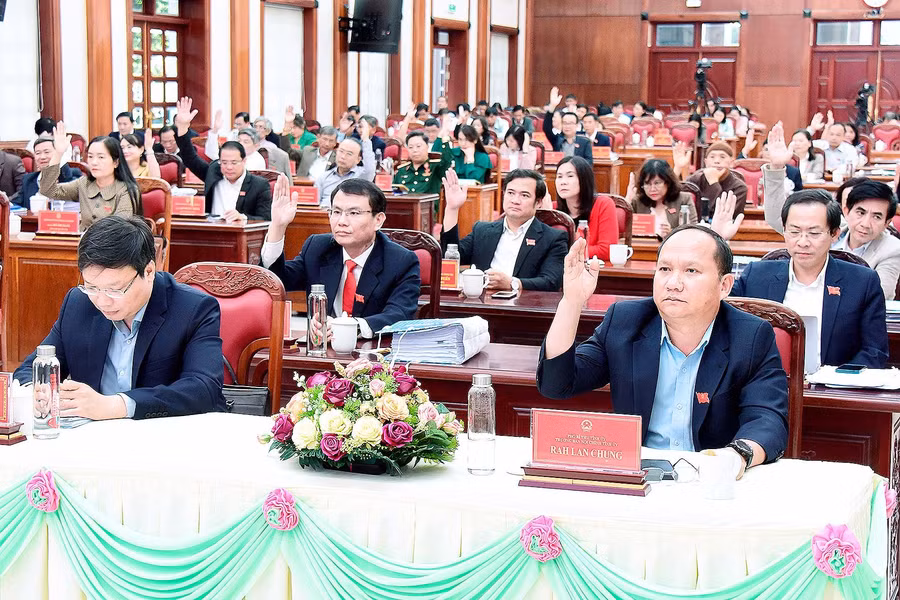 Các đại biểu HĐND tỉnh đã biểu quyết thông qua 35 nghị quyết. Ảnh: Đức Thụy