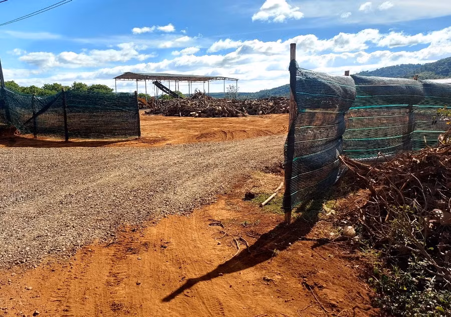 Nhiều sai phạm tại cơ sở thu mua củi, gỗ, hoạt động băm dăm của Công ty TNHH Nông lâm nghiệp Phố núi. Ảnh: Hoành Sơn Nhiều sai phạm tại cơ sở thu mua củi, gỗ của Công ty TNHH Nông lâm nghiệp Phố núi. Ảnh H.S.jpg