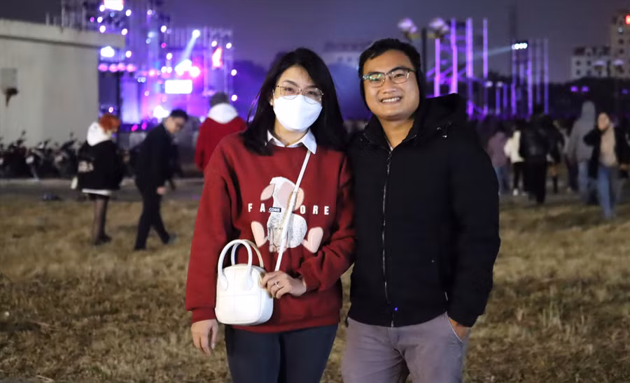 Anh Nguyễn Phi Long lần đầu tiên thử cảm giác đón năm mới tại Hà Nội cùng vợ mới cưới. “Hai vợ chồng tôi muốn tìm một nơi nào đó để tận hưởng không khí náo nức để chào đón năm mới ở Thủ đô. SVĐ Mỹ Đình là nơi lý tưởng nhất mà tôi lựa chọn bởi tôi cảm thấy thoải mái và không cần phải chen chúc quá nhiều'', anh Long chia sẻ.