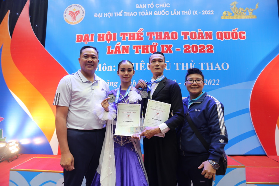 Tấm huy chương bạc của Nam Dũng và Phương Thảo là thành tích bất ngờ của đoàn thể thao Gia Lai. Ảnh: Văn Ngọc