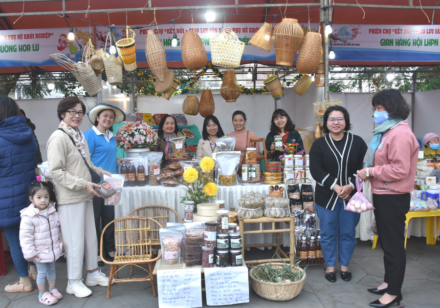 Gian hàng Hội Liên hiệp Phụ nữ Phường Diên Hồng trưng bày đa dạng các sản phẩm nông sản sạch. Ảnh. Đinh Yến