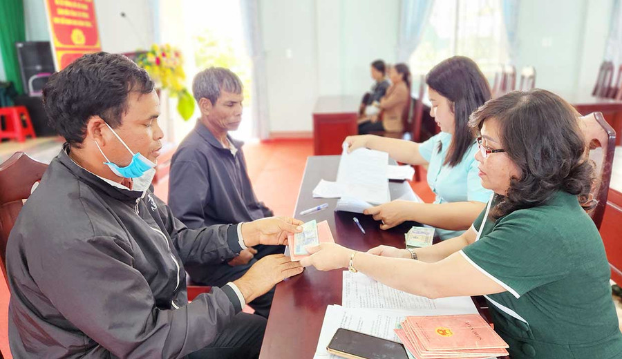  Hội nông dân TP. Pleiku giải ngân vốn vay cho hội viên từ Quỹ hỗ trợ nông dân. Ảnh: Bá Bính