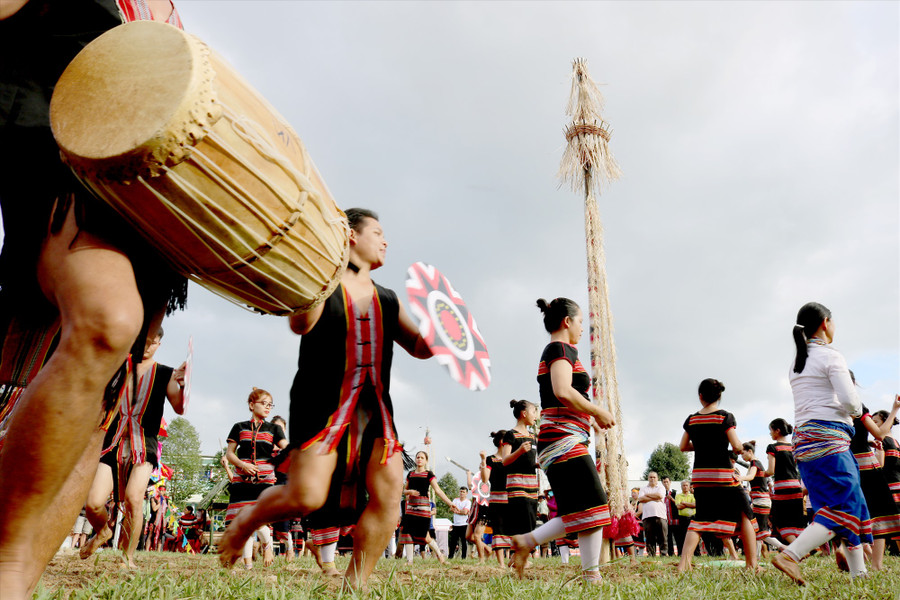 Văn hóa Bh’nong với nhiều nét đặc trưng đang dần mai một. Các lễ hội tái hiện được chắp vá từ những tầng ký ức của già làng. Ảnh: N.D