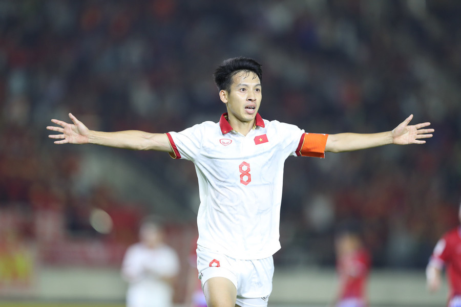 Hùng Dũng nâng tỷ số lên 2-0 cho đội tuyển Việt Nam. Ảnh: Tuấn Hữu