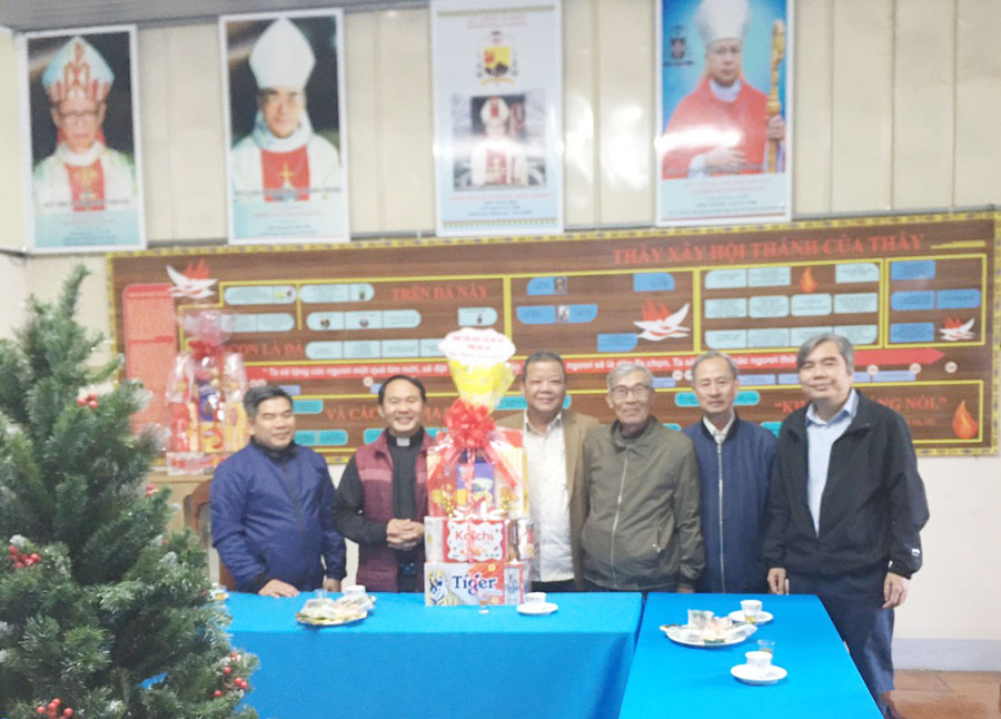 Trưởng Ban Tôn giáo tỉnh Hồ Hải Tần (thứ tư từ phải sang) chúc mừng Giáng sinh tại Nhà thờ Giáo xứ Thăng Thiên, phường Tây Sơn, TP. Pleiku. Ảnh: Thanh Nhật 