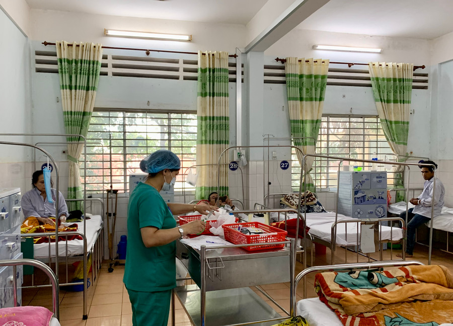 Không chỉ thiếu thuốc, người nhà bệnh nhân còn phản ánh tình trạng thiếu vật tư y tế. Ảnh: Như Nguyện vvvvvvvv