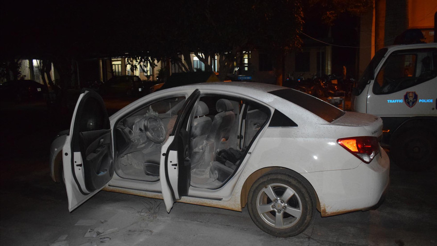 Đối tượng Hùng sau khi điều khiển xe ô tô vi phạm nồng độ cồn thì còn đốt giấy tờ làm cháy ghế xe. Ảnh: Khánh Phúc