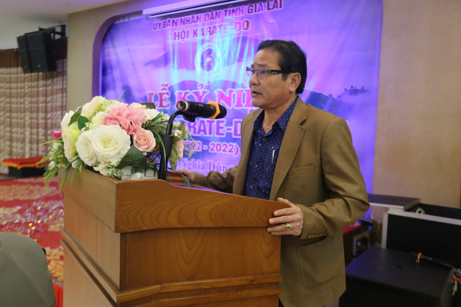 Giám đốc Sở Văn hóa-Thể thao và Du lịch Trần Ngọc Nhung biểu dương thành tích của các võ sinh Karate trong thời gian qua. Ảnh: Văn Ngọc