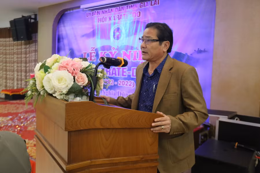 Giám đốc Sở Văn hóa-Thể thao và Du lịch Trần Ngọc Nhung biểu dương thành tích của các võ sinh Karate trong thời gian qua. Ảnh: Văn Ngọc