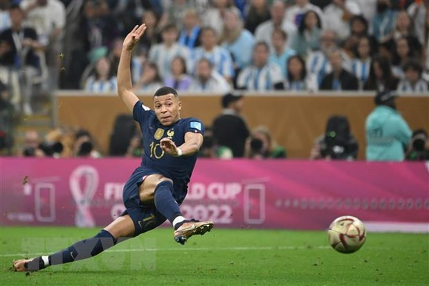 Mbappe lập siêu phẩm, cân bằng tỷ số 2-2 cho đội nhà trước tuyển Argentina. Ảnh: AFP/TTXVN