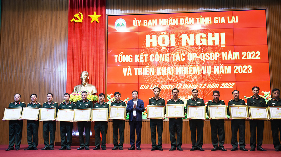 Phó Bí thư Tỉnh ủy, Chủ tịch UBND tỉnh Trương Hải Long tặng bằng khen cho các tập thể và cá nhân. Ảnh: Vĩnh Hoàng