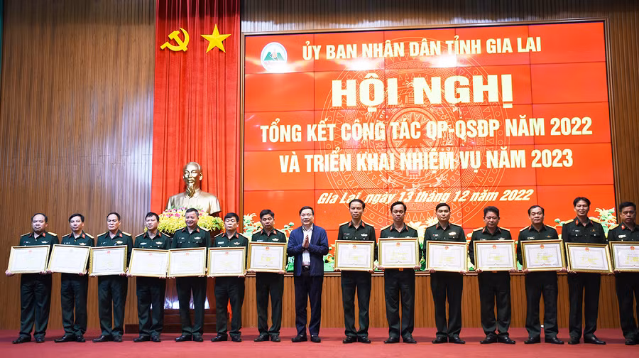 Phó Bí thư Tỉnh ủy, Chủ tịch UBND tỉnh Trương Hải Long tặng bằng khen cho các tập thể và cá nhân. Ảnh: Vĩnh Hoàng