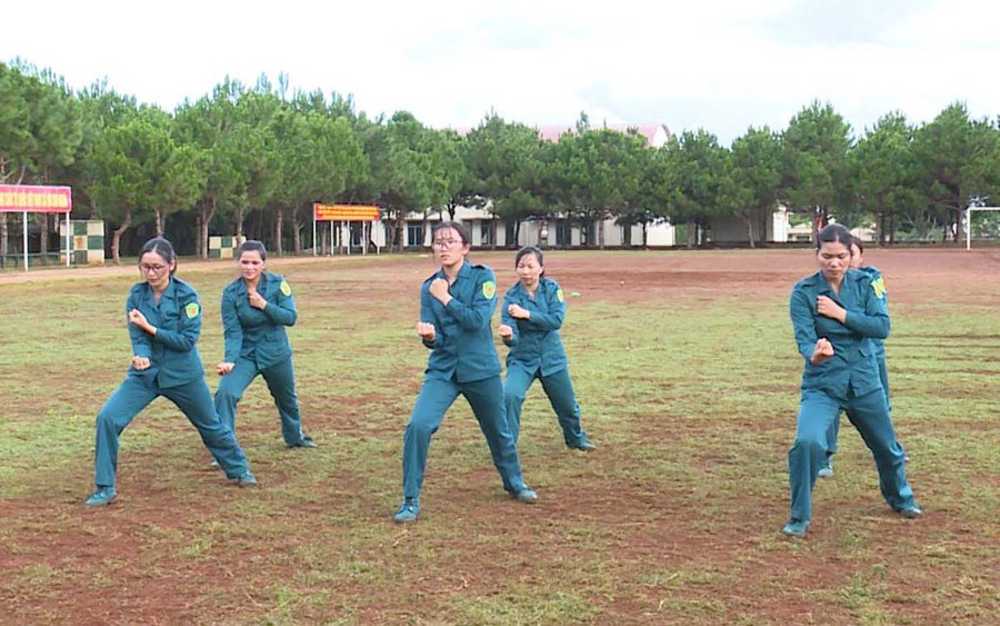  Các nữ dân quân tự vệ huyện Ia Grai biểu diễn võ thuật chiến đấu. Ảnh: Phương Dung