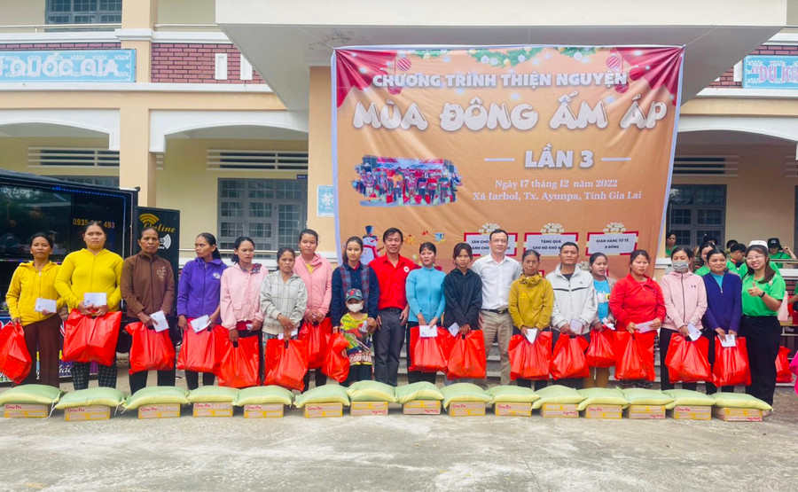 Ban tổ chức tặng quà cho các hộ có hoàn cảnh khó khăn tại xã Ia Rbol. Ảnh: Vũ Chi