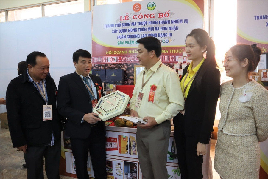 Ủy viên Trung ương Đảng, Chủ tịch Hội đồng Dân tộc của Quốc hội Y Thanh Hà Niê Kđăm, tham quan sản phẩm OCOP của thành phố Buôn Ma Thuột. Ủy viên Trung ương Đảng, Chủ tịch Hội đồng Dân tộc của Quốc hội Y Thanh Hà Niê Kđăm, tham quan sản phẩm OCOP của thành phố Buôn Ma Thuột.