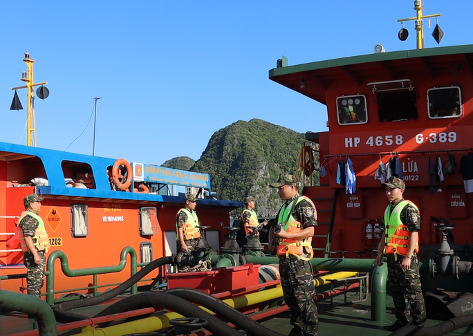 Lực lượng hải quan phát hiện tàu chở dầu trái phép. Ảnh: T.Bình Lực lượng hải quan phát hiện tàu chở dầu trái phép. Ảnh: T.Bình