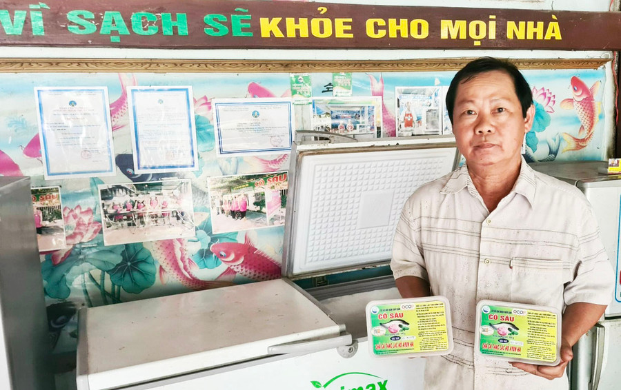  Ông Ngô Viết Giỏi-chủ cơ sở Chả cá thác lác cô Sáu (xã Ayun Hạ). Ảnh: Gia Hưng