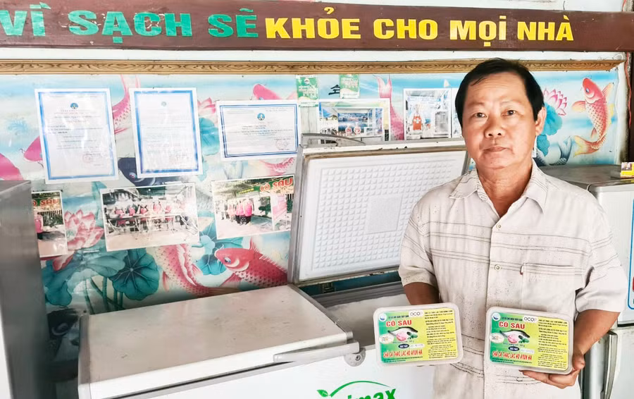  Ông Ngô Viết Giỏi-chủ cơ sở Chả cá thác lác cô Sáu (xã Ayun Hạ). Ảnh: Gia Hưng