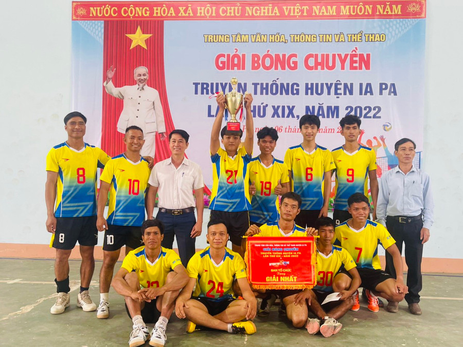 Nhờ lực lượng đồng đều, đội bóng chuyền xã Ia Ma Rơn đã đoạt cúp vô địch giải bóng chuyền truyền thống huyện Ia Pa lần thứ XIX. Ảnh: Vũ Chi