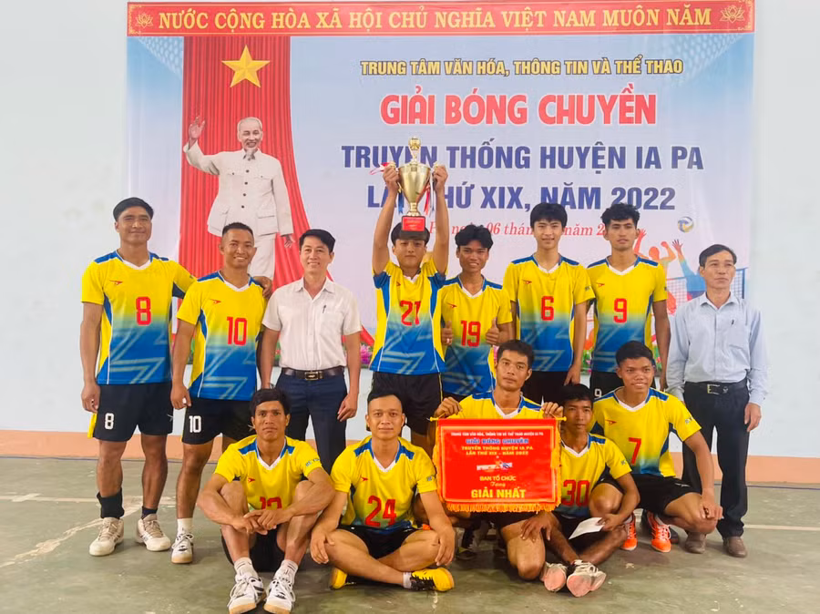 Nhờ lực lượng đồng đều, đội bóng chuyền xã Ia Ma Rơn đã đoạt cúp vô địch giải bóng chuyền truyền thống huyện Ia Pa lần thứ XIX. Ảnh: Vũ Chi