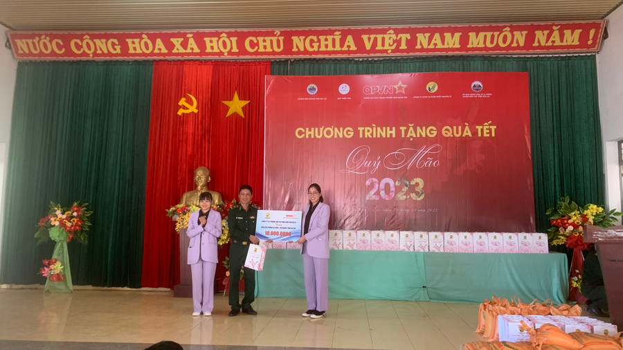 Tặng quà cho Đồn Biên phòng Ia Pnôn. Ảnh: Vĩnh Hoàng