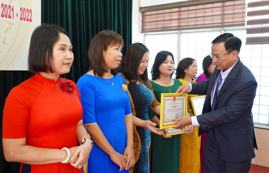 Phó Giám đốc Sở GD-ĐT Nguyễn Văn Long tặng giấy khen cho các tập thể đạt thành tích xuất sắc trong phong trào 