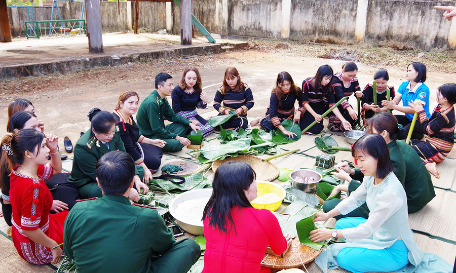  Cán bộ, chiến sĩ Biên phòng tỉnh tham gia gói bánh chưng tặng người dân xã Ia Pnôn, huyện Đức Cơ. Ảnh: Vĩnh Hoàng