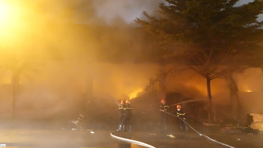 Ngọn lửa âm ỉ bên trong kho hàng rất khó dập tắt. Ảnh: Hoàng Trọng Ngọn lửa âm ỉ bên trong kho hàng rất khó dập tắt. Ảnh: Hoàng Trọng