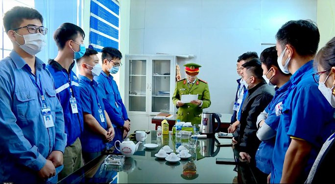 Công an thực hiện lệnh tố tụng tại Trung tâm đăng kiểm xe cơ giới đường bộ 99 - 03D