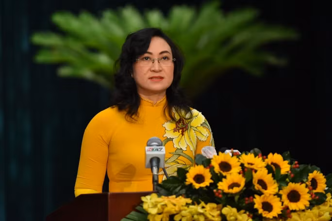 Phó Chủ tịch UBND TP HCM Phan Thị Thắng thay mặt UBND thành phố trình lên HĐND thành phố 28 tờ trình. Ảnh: TẤN THẠNH