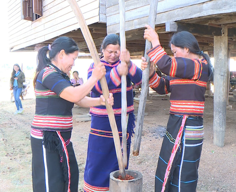 Chị em phụ nữ xã Ia Yeng giã nguyên liệu làm men rượu. Ảnh: Nhật Hào Chị em phụ nữ xã Ia Yeng giả nguyên liệu làm men rượu