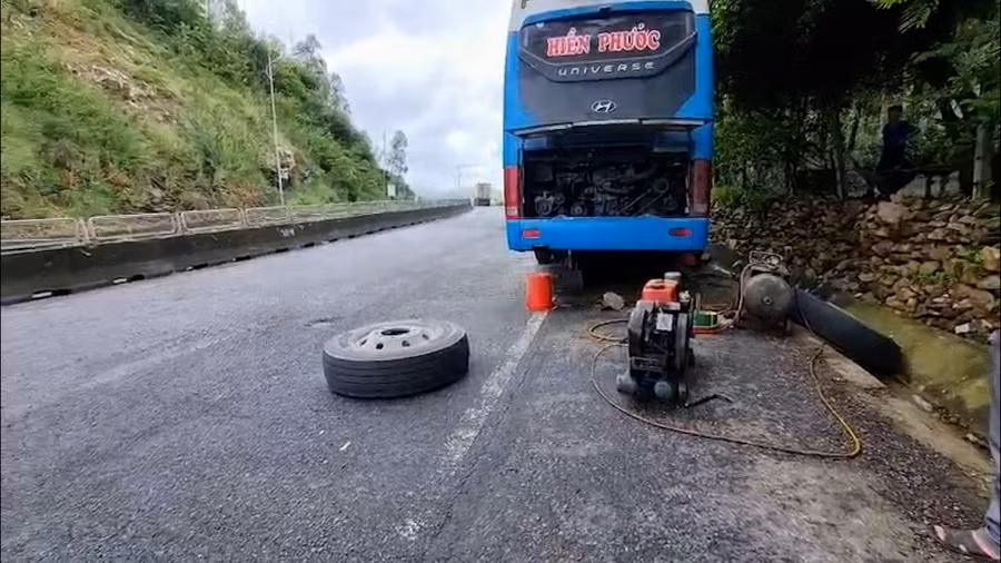 Xe khách bị hư phần lốp và hệ thống trục vì vấp phải ổ gà. Ảnh: Hoài Luân