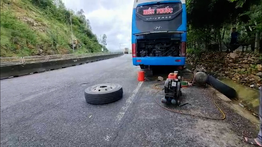 Xe khách bị hư phần lốp và hệ thống trục vì vấp phải ổ gà. Ảnh: Hoài Luân