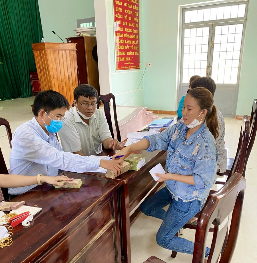  UBND huyện Tây Sơn chi trả bồi thường cho người dân xã Bình Thuận. Ảnh: Hoài Luân