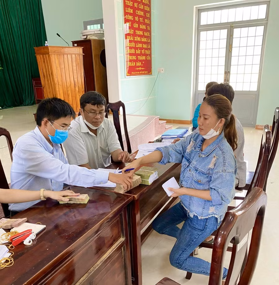  UBND huyện Tây Sơn chi trả bồi thường cho người dân xã Bình Thuận. Ảnh: Hoài Luân