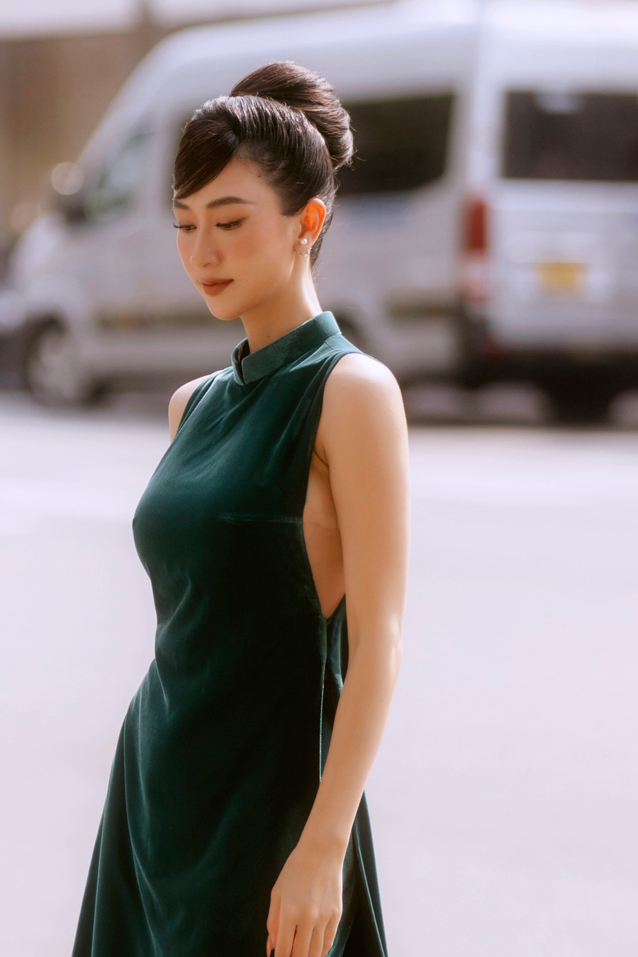 Có thể thấy, những mẫu áo dài mà Hà Thu gợi ý đều giúp người phụ nữ tôn lên đường cong quyến rũ vốn có nhưng không làm mất đi vẻ đằm thắm, yêu kiều của người phụ nữ Việt Nam. Ảnh: Nguyễn Toại