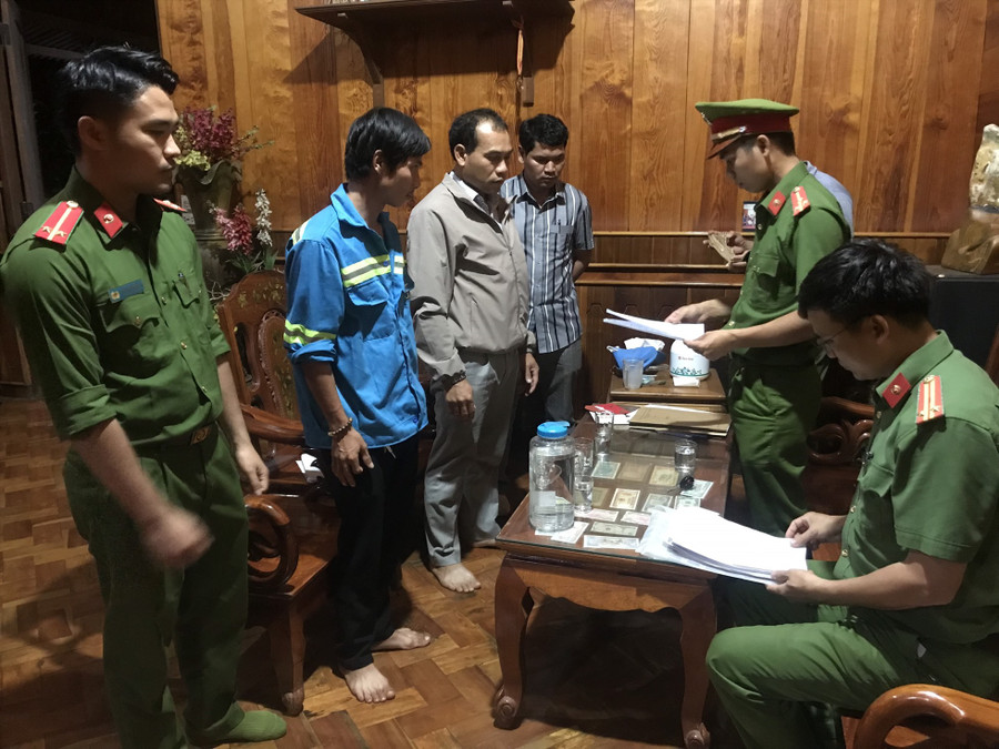 Cơ quan CSĐT Công an tỉnh Đắk Nông công bố các quyết định tố tụng đối với các đối tượng trong vụ án. Ảnh: Công an cung cấp