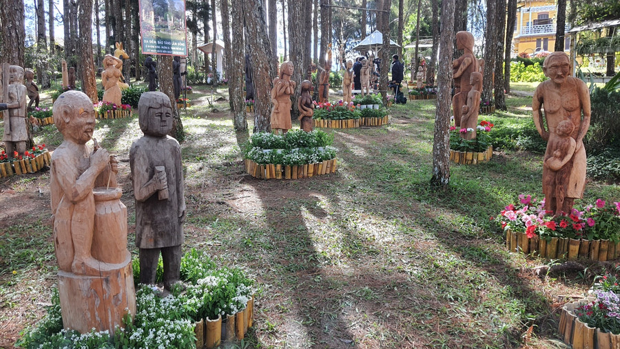 Không gian trưng bày tượng gỗ Tây nguyên. Ảnh: Lâm Viên/Báo Thanh Niên Không gian trưng bày tượng gỗ Tây nguyên. Ảnh: Lâm Viên/Báo Thanh Niên