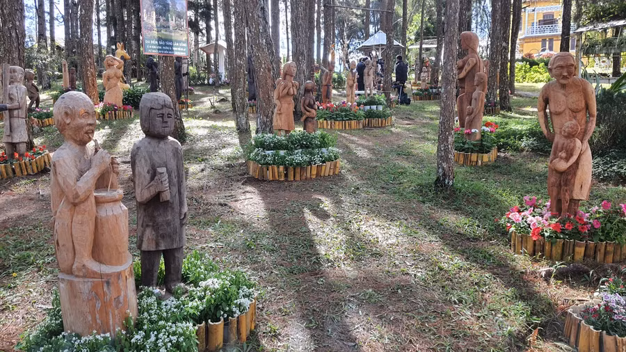 Không gian trưng bày tượng gỗ Tây nguyên. Ảnh: Lâm Viên/Báo Thanh Niên 