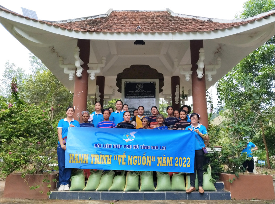 Đoàn công tác tặng quà cho các hộ gia đình chính sách và hội viên phụ nữ nghèo tại xã Krong. Ảnh Minh Vy