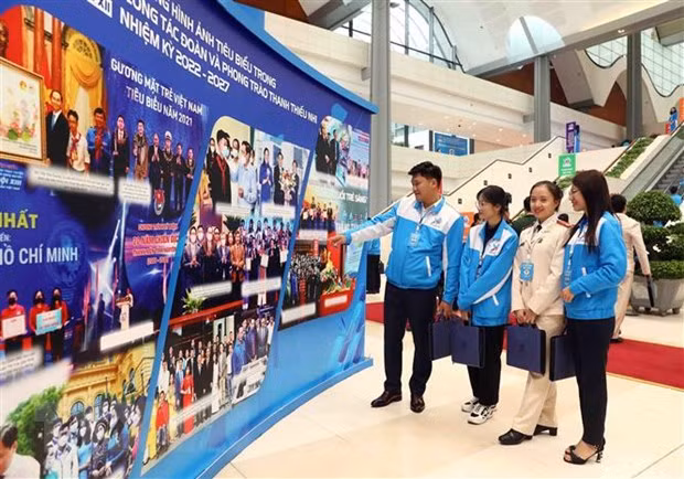 Các đại biểu tham quan Triển lãm 