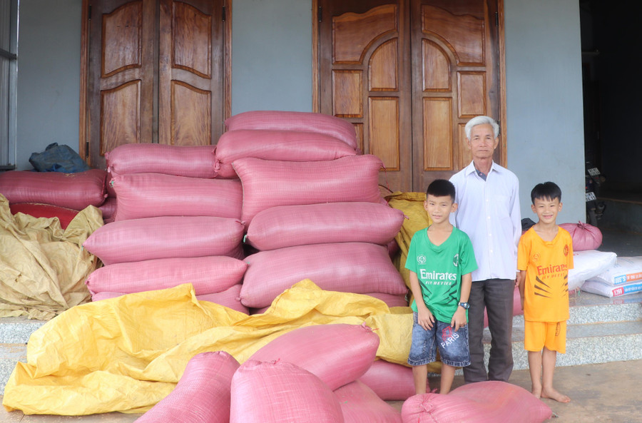Gia đình ông Nguyễn Xuân Đám (thôn 3, xã Sơ Pai, huyện Kbang) xây dựng nhà cửa, phát triển kinh tế đều nhờ vào gieo trồng cấy lúa tại cánh đồng Buôn Lưới. Ảnh: Ngọc Minh